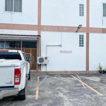 Uh Hostel Bang Saen Exterior photo